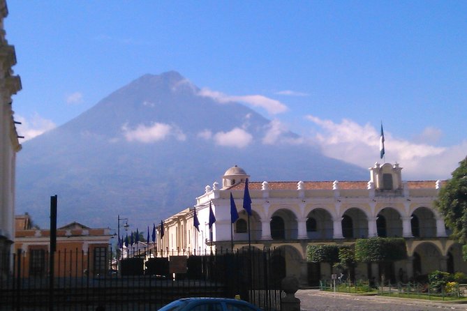 Antigua Walking Tour Morning and Afternoon - Central Plaza explains Antigua’s city plan