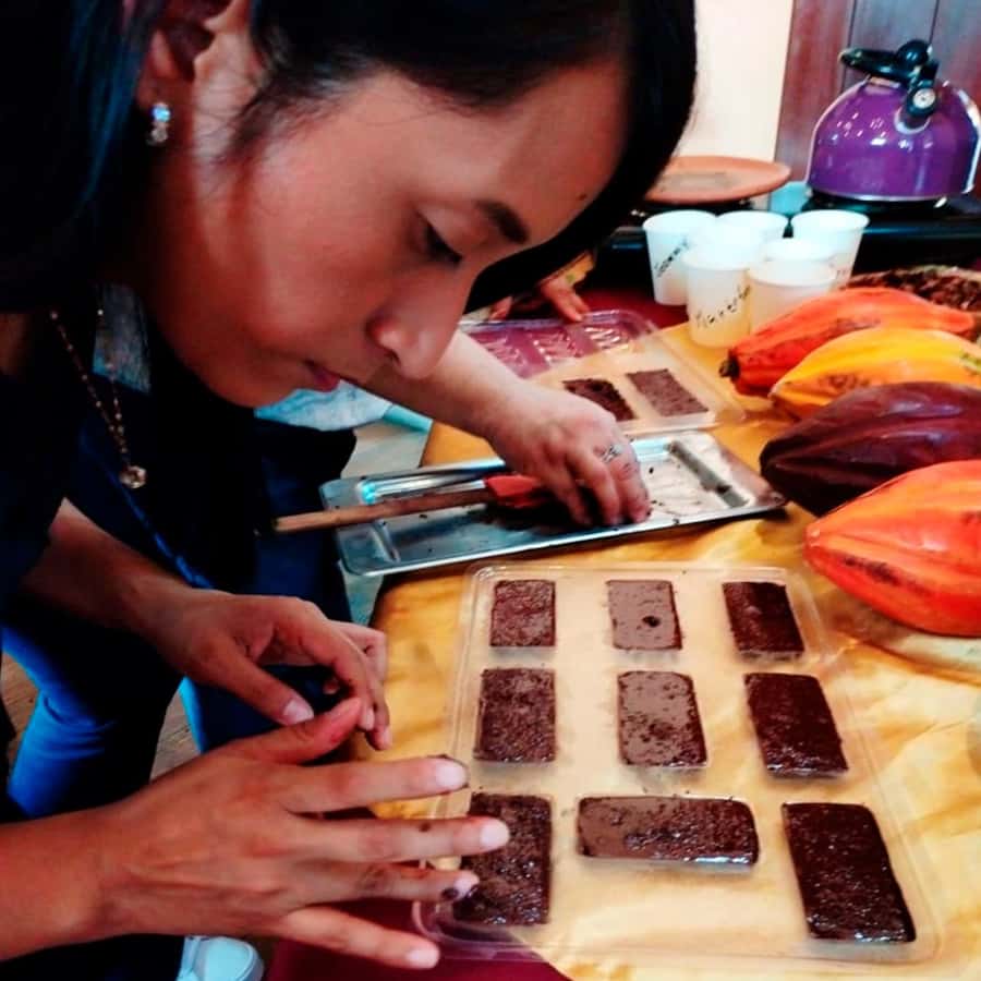 Chocolate workshop; gastronomic experience of cocoa. - Grinding cocoa until it becomes chocolate