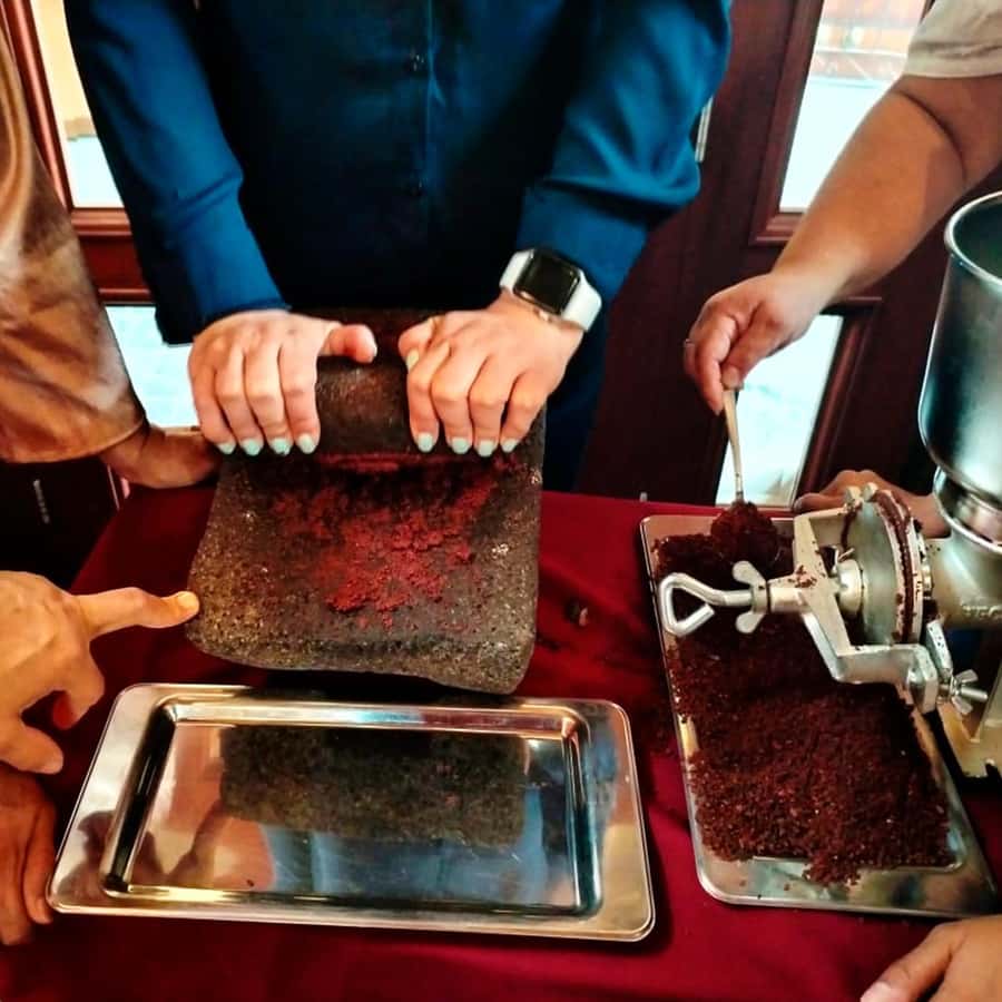 Chocolate workshop; gastronomic experience of cocoa. - Finding the mustard-colored house in Antigua