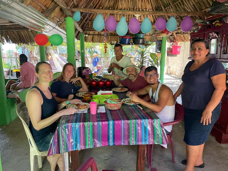 El Paredón: Traditional Cooking Class with a Local Family - Sitting down for the meal together