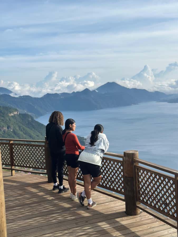 Panajachel: Lake Atitlán Sunset Tour - Guide style and the role of language